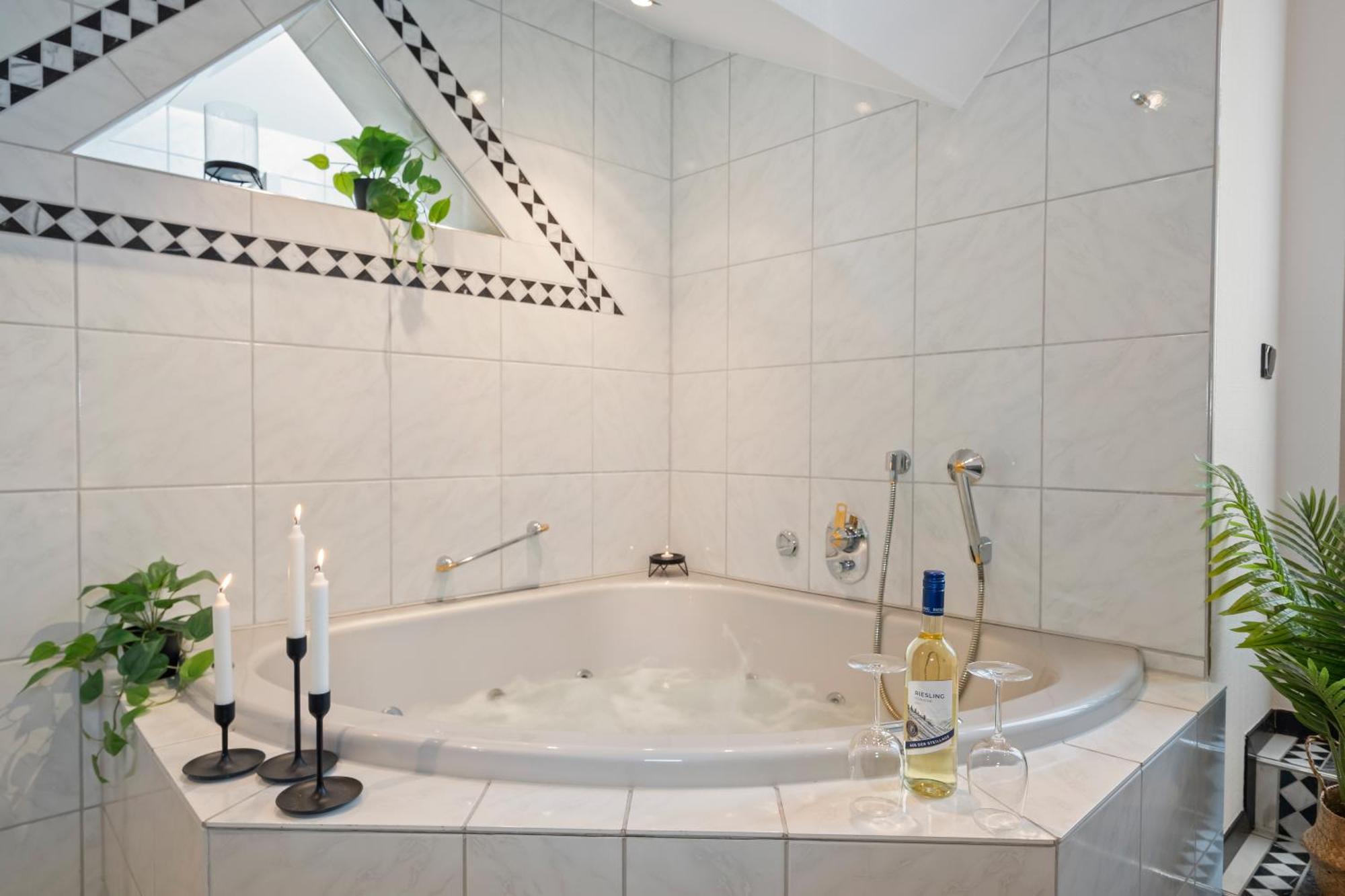 Stadtoase Fulda Mit Flair - Whirlpool, Balkon, 2Xparkplaetze, Highspeed Wlan Екстер'єр фото